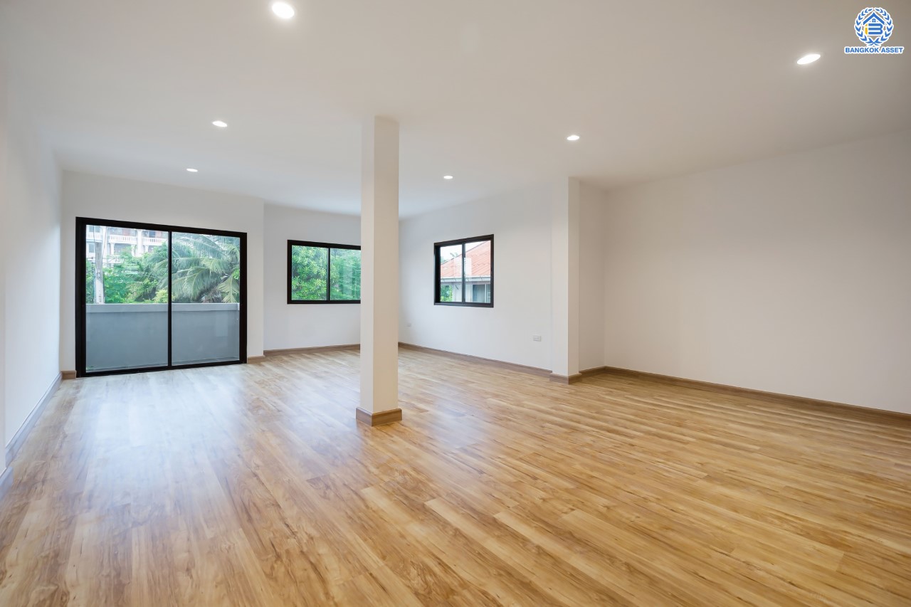 บ้านมือสองตกแต่งใหม่ ดีไซน์สวย ม.บ้านช่อชัยพฤกษ์ จรัญฯ-ปิ่นเกล้า เนื้อที่ 47.5 ตร.ว. ฟังก์ชัน 3 ห้องนอน 3 ห้องน้ำ จอดรถได้ 2 คัน รองรับทุกกิจกรรม บนทำเลเชื่อมต่อหลายเส้นทาง ใกล้จุดขึ้นทางด่วน "ศรีรัช" และรถไฟฟ้าสายสีแดง "สถานีบางบำหรุ"